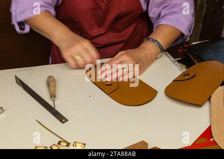 Artisan maroquinier à l'école de cuir de Florence (Scuola del Cuoio S.r.l.), Florence, Italie. Banque D'Images