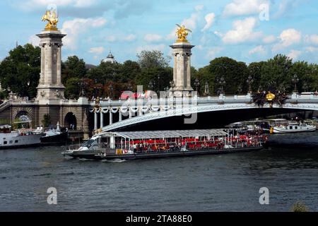 Tourboat au pont Alexandre III, Paris, France Banque D'Images