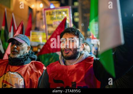 Besiktas, Istanbul, Turquie. 29 novembre 2023. Des personnes pro-palestiniennes crient des slogans une manifestation de protestation devant le consulat israélien à Istanbul le NovemberÂ 29,Â 2023. (Image de crédit : © Tolga Uluturk/ZUMA Press Wire) USAGE ÉDITORIAL SEULEMENT! Non destiné à UN USAGE commercial ! Banque D'Images