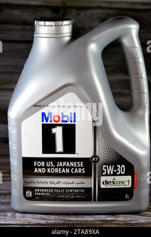 Le Caire, Égypte, novembre 23 2023 : Mobil One 1 5W-30 dexos 1 huile moteur entièrement synthétique avancée approuvée par GM pour les voitures utilisées avec les États-Unis, les Japonais et les Coréens Banque D'Images