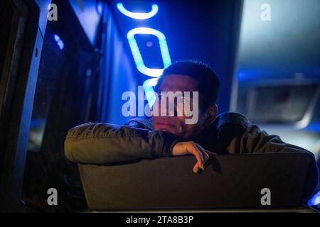 Ramle, Israël. 29 novembre 2023. Un travailleur migrant thaïlandais, qui a été libéré par le groupe militant Hamas après avoir été en captivité pendant plus de 50 jours, est assis dans un bus après avoir quitté l'hôpital. Crédit : Ilia Yefimovich/dpa/Alamy Live News Banque D'Images