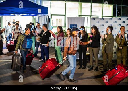 Ramle, Israël. 29 novembre 2023. Des travailleurs migrants thaïlandais, qui ont été libérés par le groupe militant Hamas après avoir été en captivité pendant plus de 50 jours, montent dans un bus après avoir quitté l’hôpital. Crédit : Ilia Yefimovich/dpa/Alamy Live News Banque D'Images