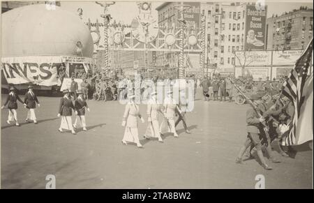 Victory Parade, New York, N.Y. Women of Red Cross Cantine Service 111-SC-47945. Banque D'Images