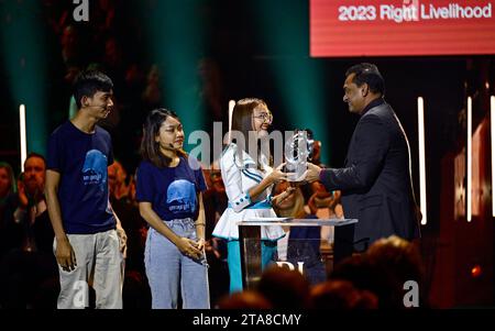 Stockholm, Suède. 29 novembre 2023. Les représentants Ly Daravuth, Mean Lisa et Sun Ratha reçoivent le prix pour mère nature Cambodge de Joshua Castellini, membre du jury, lors de la cérémonie de remise du prix Right Livelihood 2023 à Cirkus, Stockholm, Suède, 29 novembre 2023.photo : Magnus Lejhall/TT/kod 10658 crédit : TT News Agency/Alamy Live News Banque D'Images