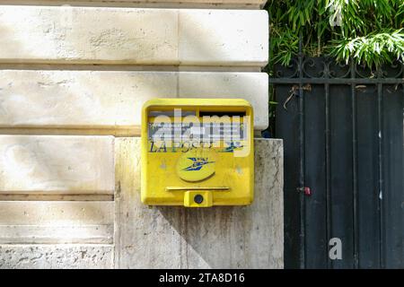 Paris, France. 06 août 2023. Petit conteneur destiné à recevoir le courrier et les lettres postales. boîte aux lettres postale. Banque D'Images