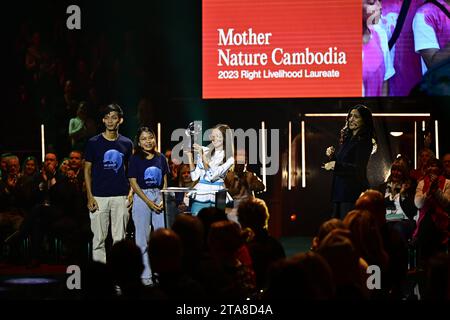 Stockholm, Suède. 29 novembre 2023. Les représentants Ly Daravuth, Mean Lisa et Sun Ratha reçoivent le prix de mère nature Cambodia lors de la cérémonie de remise du prix Right Livelihood 2023 à Cirkus, à Stockholm, Suède, du 29 au 28 novembre 2023. Photo : Magnus Lejhall/TT/kod 10658 crédit : TT News Agency/Alamy Live News Banque D'Images