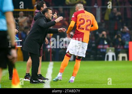 Istanbul, Turquie. 29 novembre 2023. ISTANBUL, TURQUIE - NOVEMBRE 29 : l'entraîneur Okan Buruk de Galatasaray AS interagit avec Hakim Ziyech de Galatasaray AS lors du match Groupe A - UEFA Champions League 2023/24 entre Galatasaray A.S. et Manchester United à l'Ali Sami yen Arena le 29 novembre 2023 à Istanbul, Turquie. (Photo de BSR Agency) crédit : Orange pics BV/Alamy Live News Banque D'Images