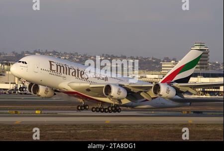 Emirates Airlines Airbus A380 immatriculé A6-EVF décollant à LAX, aéroport international de Los Angeles. Banque D'Images