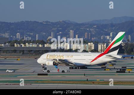 L'Airbus A380 d'Emirates Airlines immatriculé A6-EVK circulait à LAX, à l'aéroport international de Los Angeles. Banque D'Images