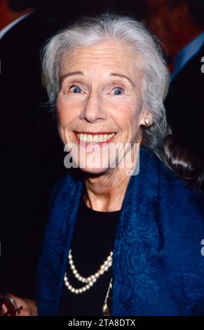 **PHOTO DE FICHIER** Frances Sternhagen est décédée. Frances Sternhagen assiste à la soirée d'ouverture de Sweet smell of Success au Martin Beck Theatre de New York le 14 mars 2002. Copyright photo : xHenryxMcGeex crédit : Imago/Alamy Live News Banque D'Images