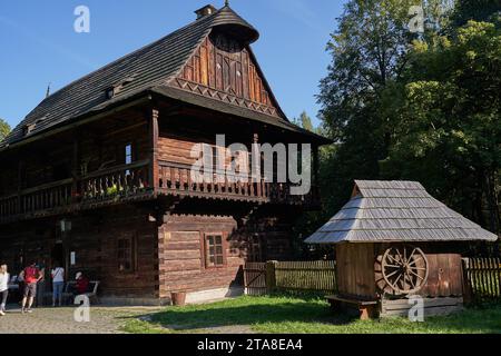 Roznov pod Radhostem, République tchèque - 28 septembre 2023 - vieilles maisons en bois dans le musée en plein air par une journée ensoleillée d'automne Banque D'Images