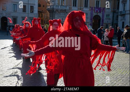 25 novembre 2023 - Rome, Italie : représentation de la rébellion extintion sur la piazza Navona à l'occasion de la journée internationale contre la violence à l'égard des femmes. © Andrea Sabbadini Banque D'Images