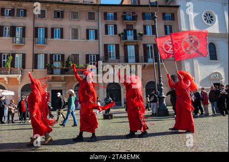 25 novembre 2023 - Rome, Italie : représentation de la rébellion extintion sur la piazza Navona à l'occasion de la journée internationale contre la violence à l'égard des femmes. © Andrea Sabbadini Banque D'Images