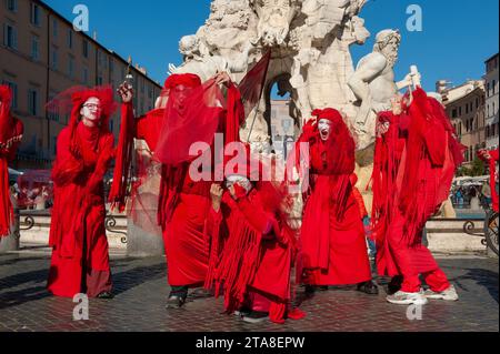 25 novembre 2023 - Rome, Italie : représentation de la rébellion extintion sur la piazza Navona à l'occasion de la journée internationale contre la violence à l'égard des femmes. © Andrea Sabbadini Banque D'Images