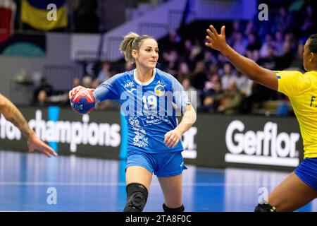 Frederikshavn, Danemark. 29 novembre 2023. Tamara Smbatian (19) d'Ukraine vue lors du match du Championnat du monde de handball IHF 2023 entre le Brésil et l'Ukraine à l'Arena Nord à Frederikshavn. (Crédit photo : Gonzales photo/Alamy Live News Banque D'Images