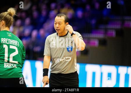 Frederikshavn, Danemark. 29 novembre 2023. L'un des arbitres coréens vus lors du match du Championnat du monde de handball IHF 2023 entre le Brésil et l'Ukraine à l'Arena Nord à Frederikshavn. (Crédit photo : Gonzales photo/Alamy Live News Banque D'Images