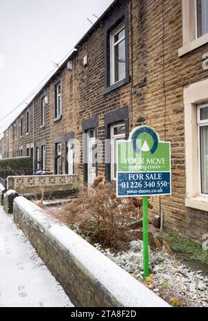 21 janvier 2018 - Wombwell, Barnsley, South Yorkshire, Royaume-Uni - Maison mitoyenne, une rangée, à vendre en hiver. Il y a de la neige sur le sol, sur le for Banque D'Images