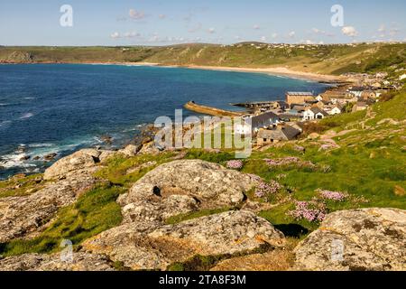 Sennen Cove, près de LANd's End, Cornouailles, par une soirée de printemps ensoleillée, avec une abondance de mer en fleurs sur la colline. Du chemin au début de la promenade à Banque D'Images