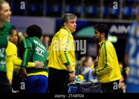 Frederikshavn, Danemark. 29 novembre 2023. L’entraîneur brésilien Alvaro Herdeiro vu lors du match du Championnat du monde de handball de l’IHF 2023 entre le Brésil et l’Ukraine à l’Arena Nord à Frederikshavn. (Crédit photo : Gonzales photo/Alamy Live News Banque D'Images
