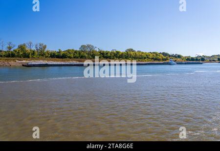 Grand remorqueur poussant des rangées de barges avec des produits céréaliers jusqu'au fleuve Mississippi au sud du Caire dans l'Illinois Banque D'Images