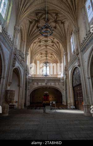 Tolède, Espagne - 17 et 23 mars : nef principale de l'église du monastère de San Juan de los Reyes, construite au 15e siècle dans le style gothique, à Tole Banque D'Images