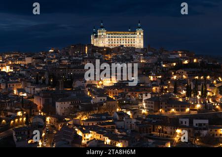 Le centre historique de Tolède, Espagne, la nuit avec la lumière des lampadaires et dans la partie la plus élevée, le Alcázar (aujourd'hui le musée de l'armée) illu Banque D'Images