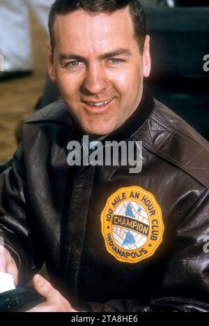 TRENTON, NJ - 30 MARS : le pilote Pat O'Connor pose pour un portrait avant le début de la course de championnat USAC 100 miles le 30 mars 1958 à Trenton, New Jersey. (Photo de Hy Peskin) *** Légende locale *** Pat O'Connor Banque D'Images