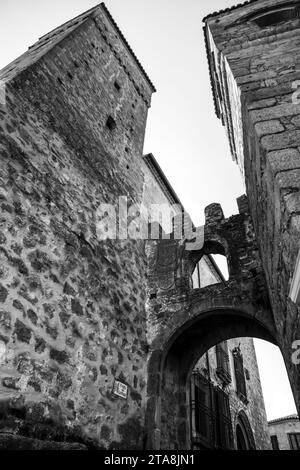 Trujillo, Caceres, Espagne- 21 octobre 2023 : la Puerta de Santiago dans la vieille ville du village de Trujillo, Caceres, Espagne Banque D'Images