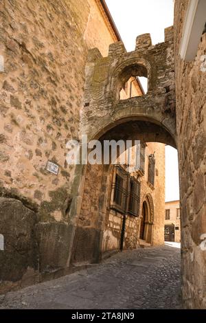 Trujillo, Caceres, Espagne- 21 octobre 2023 : la Puerta de Santiago dans la vieille ville du village de Trujillo, Caceres, Espagne Banque D'Images