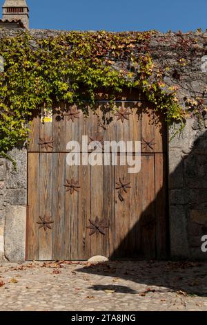 Trujillo, Estrémadure, Espagne- 21 octobre 2023 : Belle maison en pierre couverte de lierre dans la ville de Trujillo, Caceres, Estrémadure, Espagne Banque D'Images