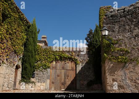 Trujillo, Estrémadure, Espagne- 21 octobre 2023 : Belle maison en pierre couverte de lierre dans la ville de Trujillo, Caceres, Estrémadure, Espagne Banque D'Images