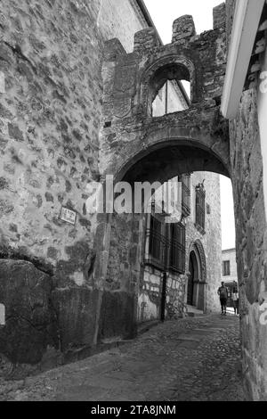 Trujillo, Caceres, Espagne- 21 octobre 2023 : la Puerta de Santiago dans la vieille ville du village de Trujillo, Caceres, Espagne Banque D'Images