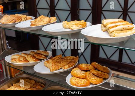 Assiettes avec diverses pâtisseries dans la fenêtre de la cafétéria Banque D'Images