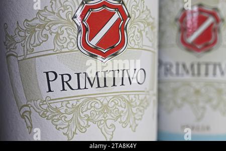 Viersen, Allemagne - mai 9. 2023 : gros plan de l'étiquette de bouteille de vin blanc, emblème rouge du cépage italien Primitivo Banque D'Images