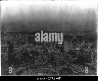 Vue ''depuis le site perché de l'hôtel Fairmont'' montrant les ruines après le tremblement de terre de San Francisco en 1906 Banque D'Images