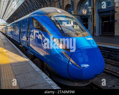 Train LUMO à la gare de London Kings Cross. LUMO est un opérateur à accès ouvert appartenant à FirstGroup. Le siège de LUMO est à Newcastle-upon-Tyne. Lancé 2021. Banque D'Images