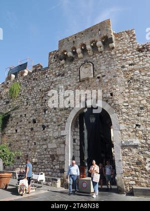 Porta Catania, City gate, Taormina, Messine, Sicile, Sicile, Italie, Europe Banque D'Images