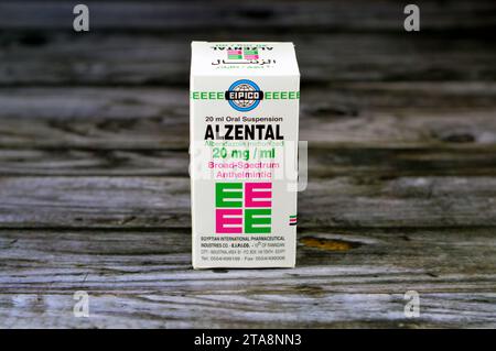 Le Caire, Égypte, novembre 6 2023 : Alzental 20 mg par mL suspension ( Albendazole ) flacon de 20 mL, anthelminthique à large spectre, pour entérobiase, Ascariasi Banque D'Images