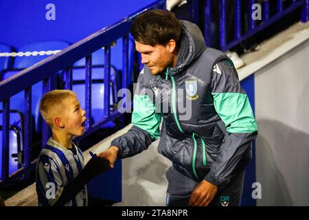 Sheffield, Royaume-Uni. 29 novembre 2023. Le Manager de Sheffield Wednesday, Danny Rohl, signe un programme de jeunes fans avant le coup d'envoi du Sheffield Wednesday FC contre Leicester City FC Sky BET EFL Championship Match au Hillsborough Stadium, Sheffield, Angleterre, Royaume-Uni le 29 novembre 2023 Credit : Every second Media/Alamy Live News Banque D'Images