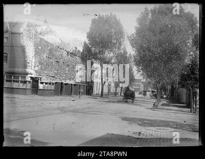 Vue de D Street, N.W., côté nord, regardant vers l'est de la 1e rue au Capitole nord montrant la blanchisserie de Sing Kee au coin et plus loin dans le bloc obscurci par les arbres le Golden Eagle Hotel Banque D'Images