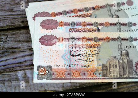 Faces avers de 50 LE billet de banque de cinquante livres égyptiennes série 2001 présente la mosquée Abu Hurayba (mosquée Qijmas al-Ishaqi), foyer sélectif de m égyptien Banque D'Images