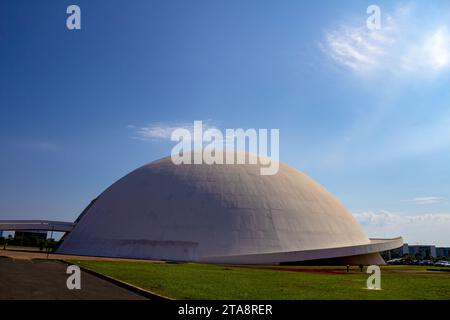 Brasília, District fédéral, Brésil – 26 novembre 2023 : vue panoramique du Musée national de la République dans la ville de Brasília - DF, avec mor Banque D'Images