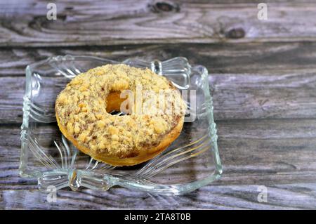 Morceaux de biscuit garnis sur un beignet sucré frit, un beignet ou beignet, un type d'aliment fait à partir de pâte frite levée, généralement frite à partir d'un fl Banque D'Images