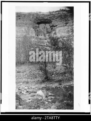 Vue de ''Montezuma's Castle'', 3 miles au nord de fort Verde, Arizona, montrant Beaver Creek au premier plan - E.A.M. Banque D'Images