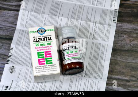 Le Caire, Égypte, novembre 6 2023 : Alzental 20 mg par mL suspension ( Albendazole ) flacon de 20 mL, anthelminthique à large spectre, pour entérobiase, Ascariasi Banque D'Images