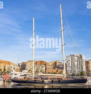 Malaga, Espagne - 26 novembre 2023 : magnifique grand voilier amarré au quai de Cánovas au coucher du soleil, Port de Málaga, Autorité portuaire de Málaga, Andalousie, S. Banque D'Images