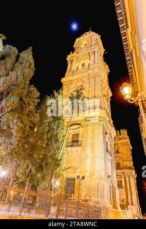 Clocher de la cathédrale de Málaga la nuit, une église catholique romaine dans la ville de Málaga en Andalousie dans le sud de l'Espagne. C'est à la Renaissance Banque D'Images