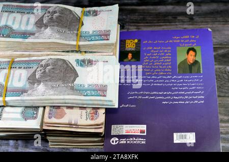 Le Caire, Egypte, novembre 21 2023 : piles de billets de banque d'argent d'Egypte EGP LE millier de livres billet de banque de monnaie, et la version arabe de Ric Banque D'Images