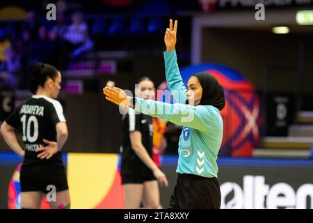 Frederikshavn, Danemark. 29 novembre 2023. Arbitre Dalal Al-Naseem vu lors du match du Championnat du monde de handball IHF 2023 entre l'Espagne et le Kazakhstan à l'Arena Nord à Frederikshavn. (Crédit photo : Gonzales photo/Alamy Live News Banque D'Images