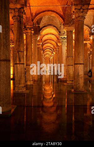Une vue sur une cisterne à Istanbul avec un passage souterrain avec un sol en pierre et un plafond voûté Banque D'Images
